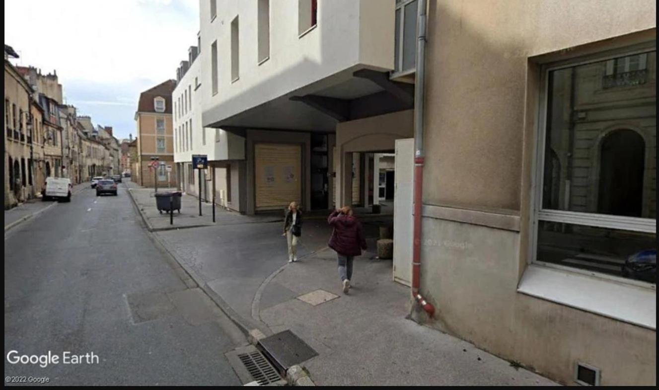 Le Saint B Au Pied De La Cathedrale Saint Benigne *